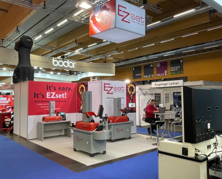 Messestand mit abgehängtem Deckenwürfel, Koje, Produktpräsentationen