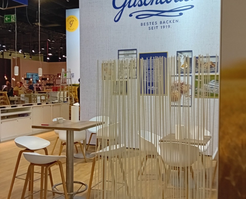 Messestand mit Stehtischen samt Hocker, Raumtrenner, Kojenwand