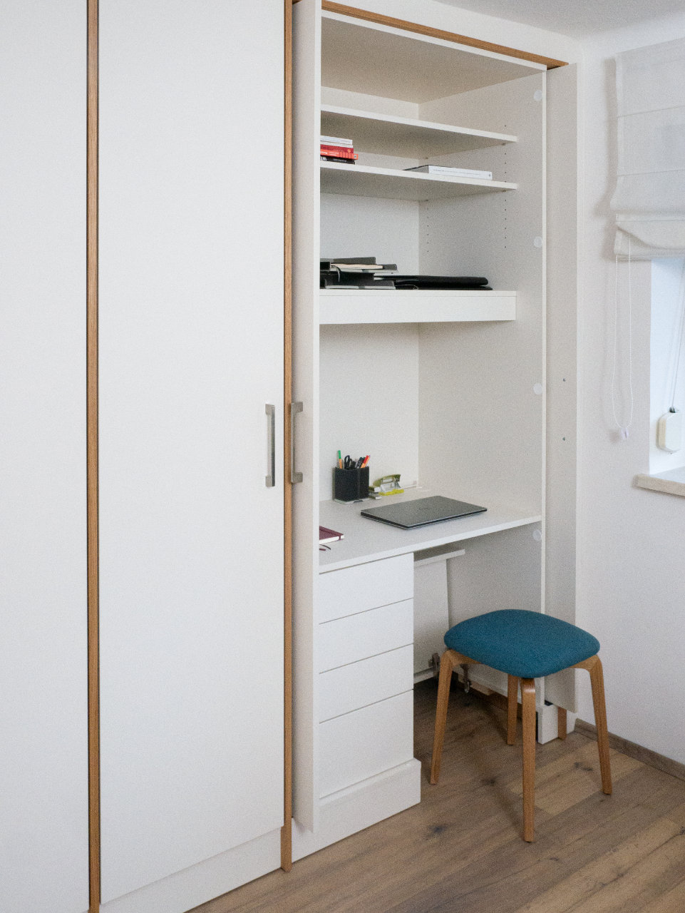 Home Office Arbeitsplatz im Schrank mit Hocker