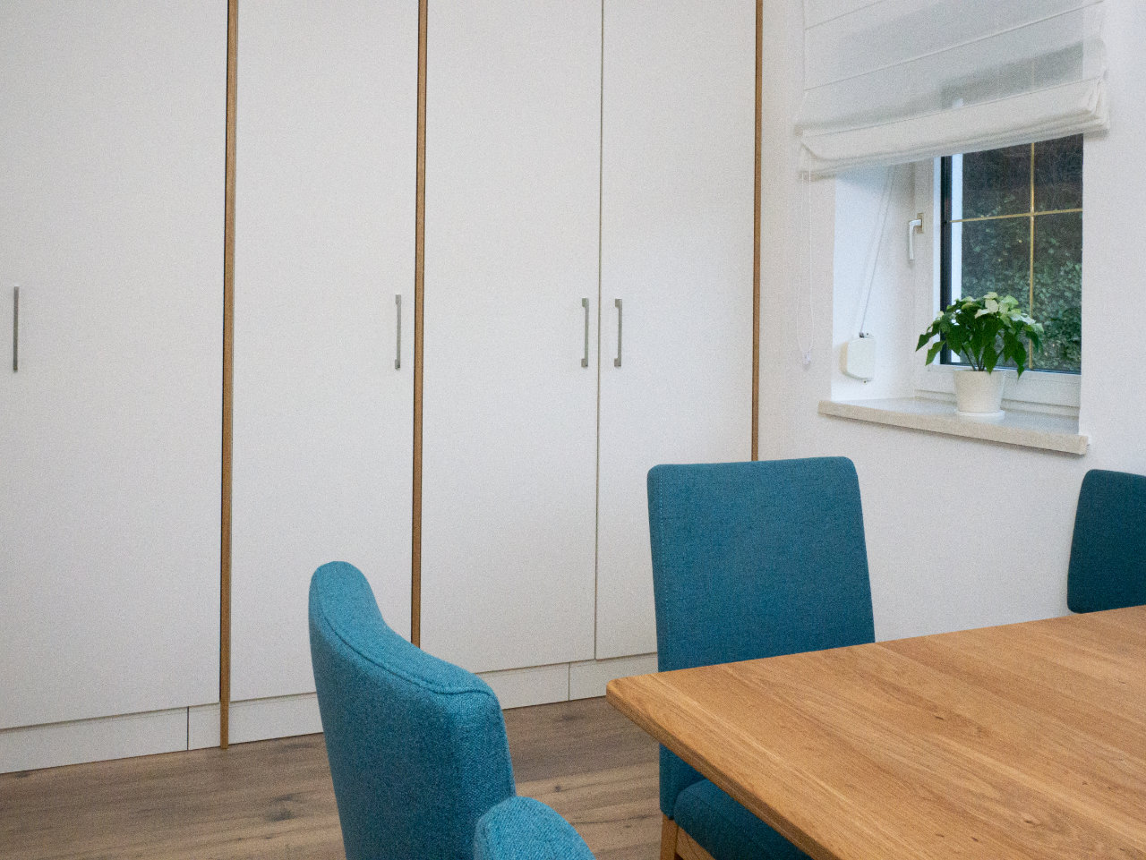 geschlossener Schrank mit integriertem Schreibtisch, Tisch und Stühle