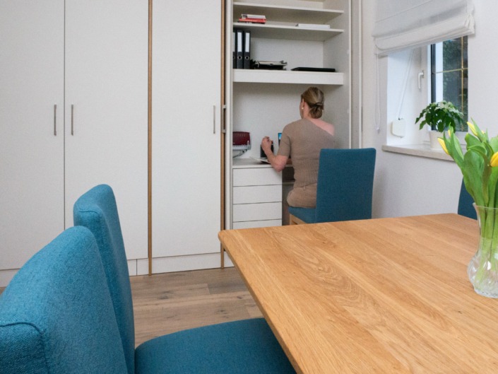 Home Office, Schreibtisch im Schrank integriert