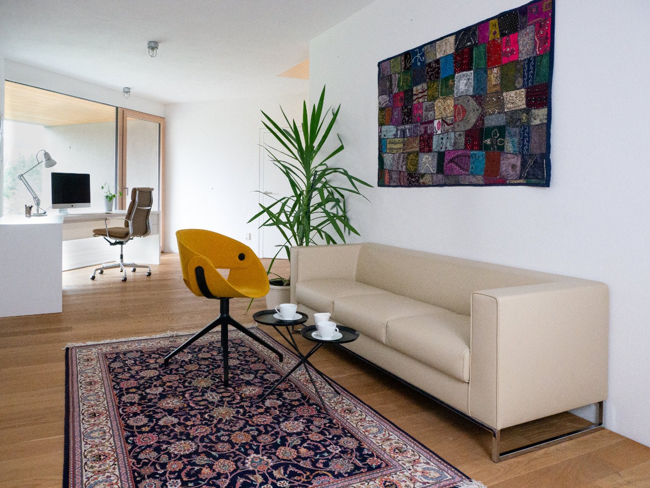 Home-office, Schreibtisch mit Lederstuhl, Besuchercouch, Couchtisch, gelber Sessel