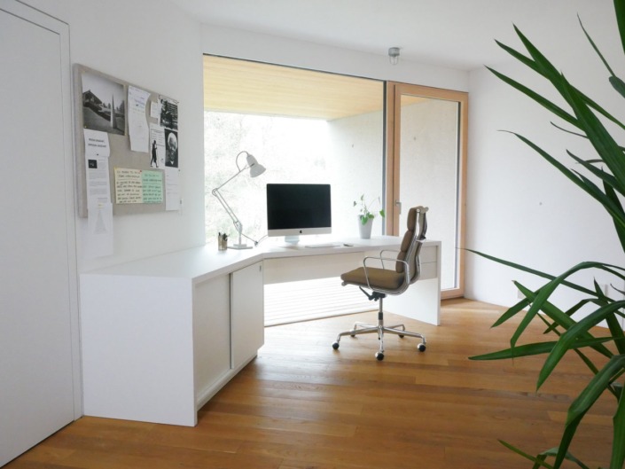 weißer Büroarbeitsplatz, brauner Ledersessel, Home Office