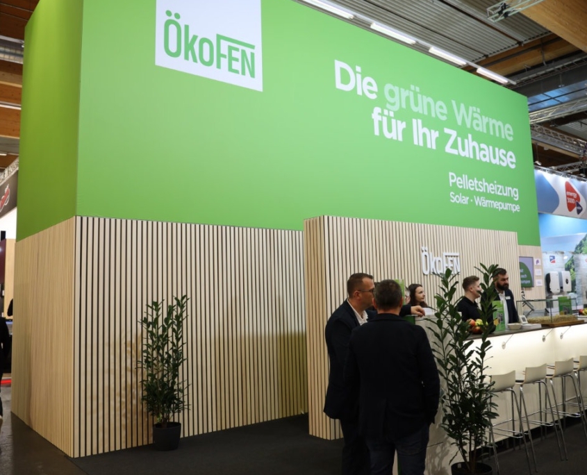 Messestand aus Holz in Streifenoptik, Stoffbespannung oben, Barpult weiß