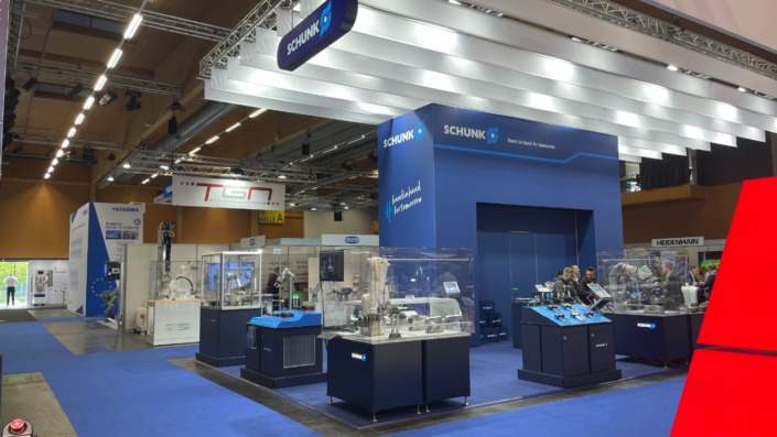 Blauer Messestand mit Deckenabhängung