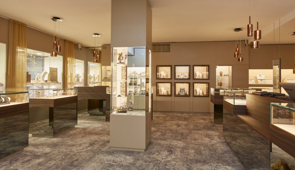 Juweliergeschäft mit verschiedenen Vitrinen, Vitrine in Säule integriert