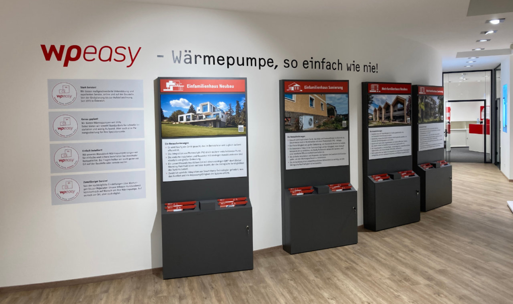 Schauraum mit Produktpräsenter und Wandbeschriftung