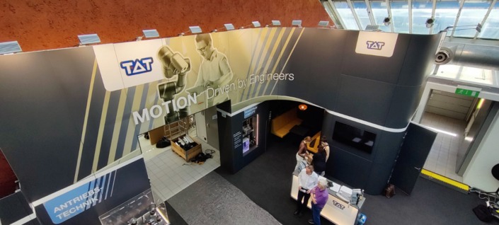 geschwungener Messestand