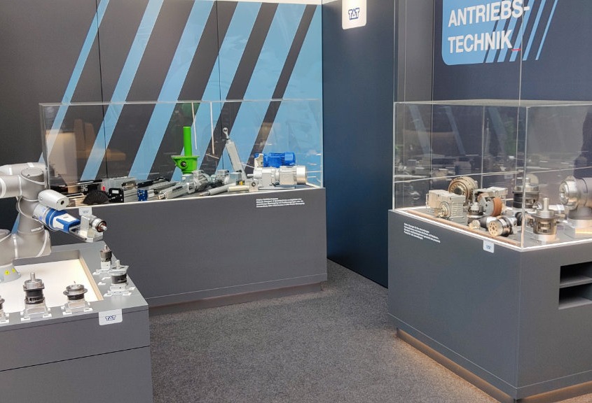 Messestand mit Produktvitrinen mit Glassturz