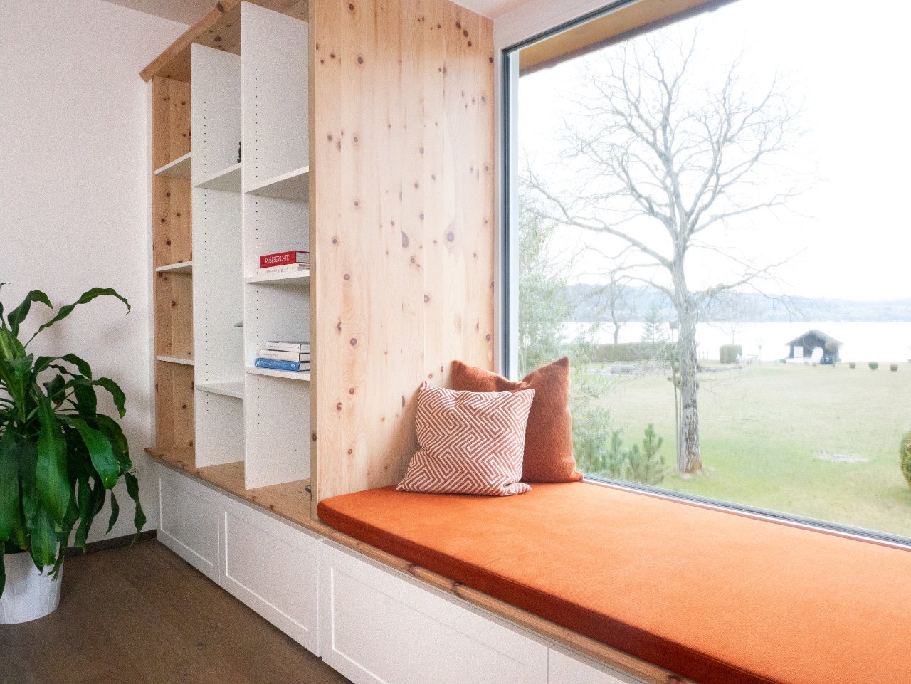 Maßgefertigte Liegebank am Fenster mit angeschlossenem Bücherregal