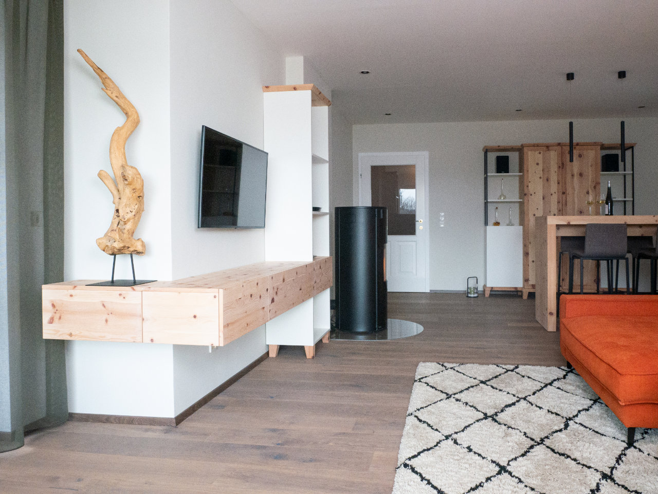 Wohnzimmer, Design mit Zirbenholzmöbel, Fernseher, Kaminofen, Barmöbelschrank, Stehtisch