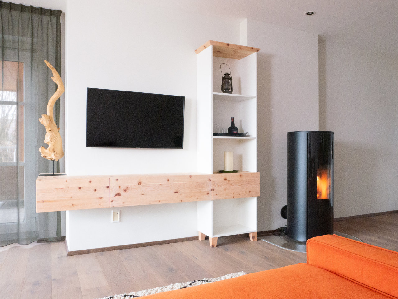 Wohnzimmer mit Fernseher an der Wand, Wandmöbel,