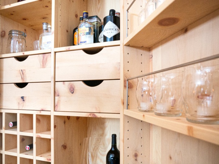 Barschrank aus massivem Zirbenholz