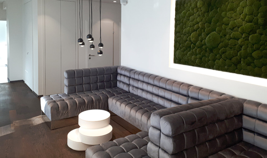 Besuchercouch in der Arztordination, Wandbild aus Moos